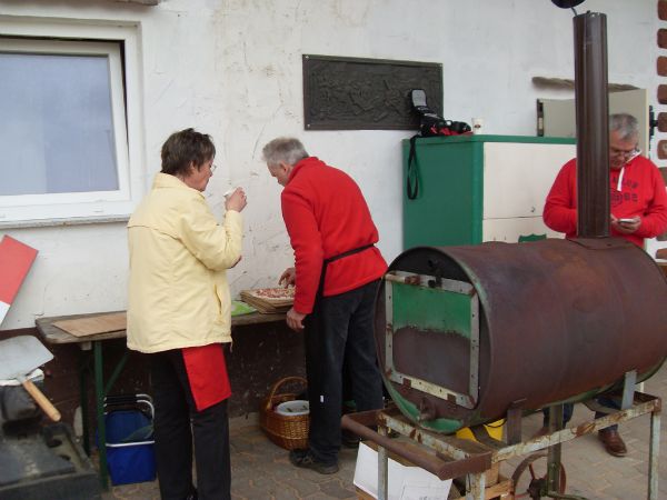 Flammkuchen-Bäcker bei der Arbeit